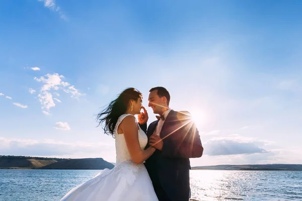 Casal de casamento fantástico beijando no mar. Férias, férias , — Fotografia de Stock