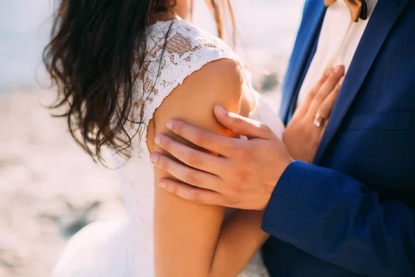 Brudgummen röra mjukt hand av hans hustru — Stockfoto