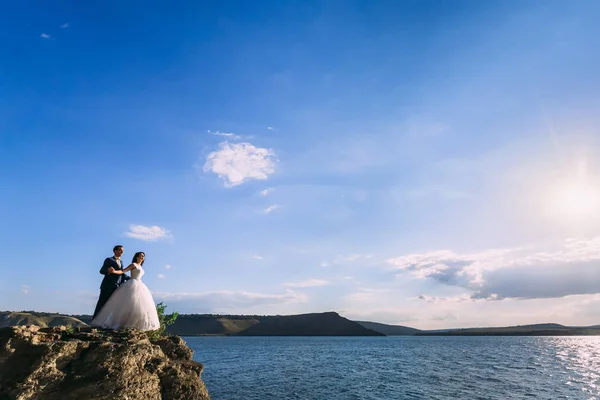 Mycket sensuell och vacker bröllopsparet på pittoreska mark — Stockfoto