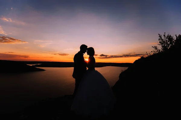 Σιλουέτα του Αγκαλιάζοντας γαμπρού και της νύφης. Τρυφερά φιλιά weddin — Φωτογραφία Αρχείου
