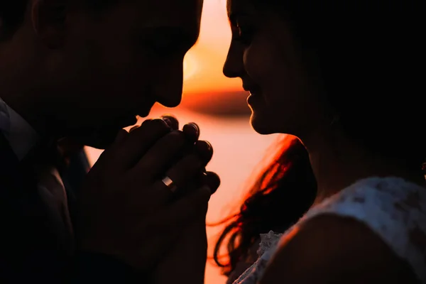 Sulhasen suuteleva käsi morsiamen. Mies kädestä vaimonsa g — kuvapankkivalokuva