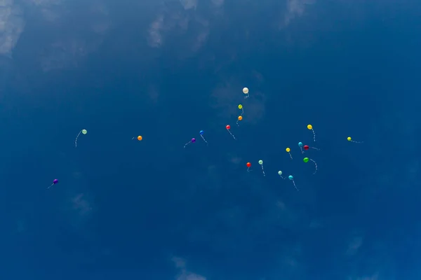 Un montón de globos de colores en el cielo azul — Foto de Stock