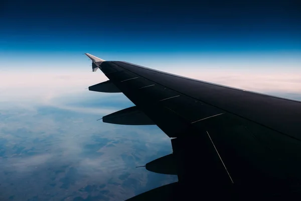 Πτήση πάνω από την Ευρώπη. Θέα από το φτερό αεροπλάνου μέσω του παραθύρου — Φωτογραφία Αρχείου