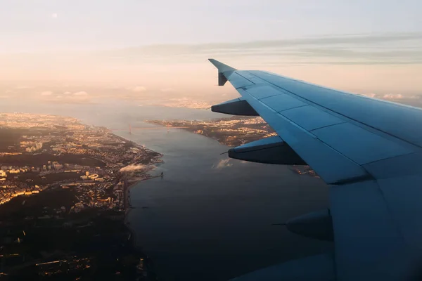 Vliegtuig vleugel voor de landing terwijl de zon ondergaat — Stockfoto