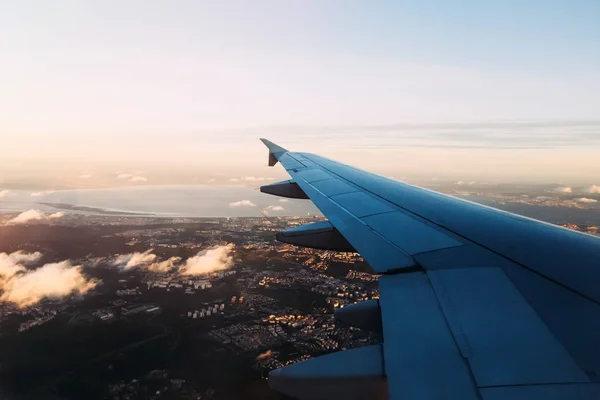 Uitzicht vanuit vliegtuig raam boven Lissabon avond met enkele wolken b — Stockfoto