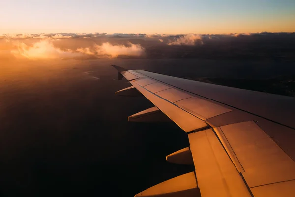 Soleil brille du coin de l'image sur l'aile de l'avion avec l — Photo