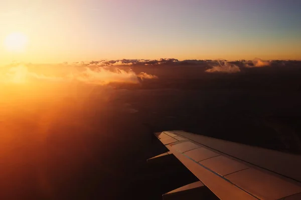 Zonsondergang in vliegtuig vullen afbeelding met warmte — Stockfoto
