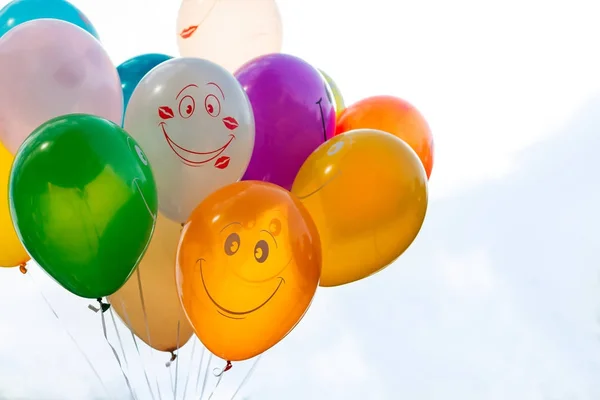 空気中で笑顔で幸せなカラフルな風船 — ストック写真