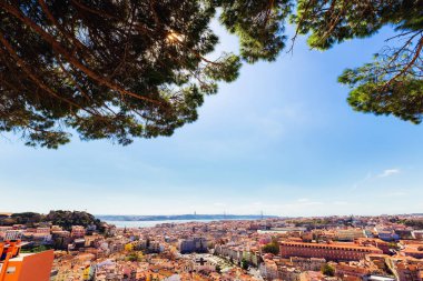 Lizbon kırmızı çatılar ve t ile uzak su ile panoramik