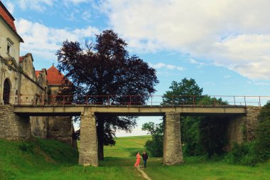 Adam hamile karısını köprünün arkasında yolda giden bir