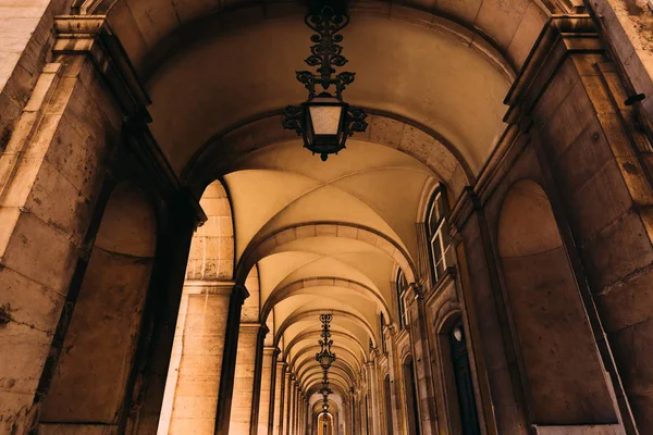 Колонна с колоннами вокруг Торговой площади в Лисбоне , — стоковое фото