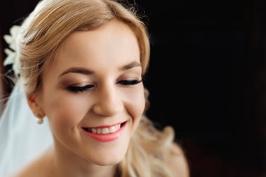 İle kapalı gözler gülümseyen güzel sarışın gelin