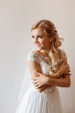 Gülümseyen güzel gelin kendini hugs ve sabah onu sever