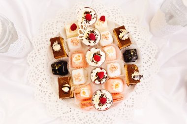 Düğün Ziyafet RE'deki üzerinde güzel ve lezzetli tatlılar