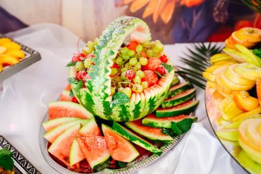 Otantik büfesi, çeşitli taze meyve, üzüm ve karpuz. 