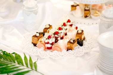 Bir büfe üzerinde pişmiş tatlı çeşitleri