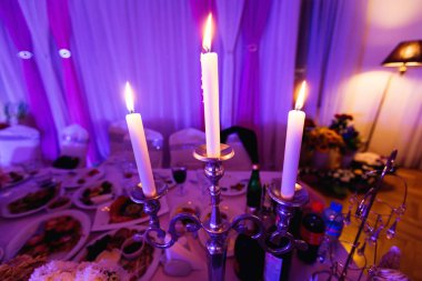 Üç mum bir lüks restoranda düğün masaya aydınlatma