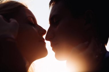 Gelin ve damat yumuşak s ile güzel ve yumuşak öpücüğü