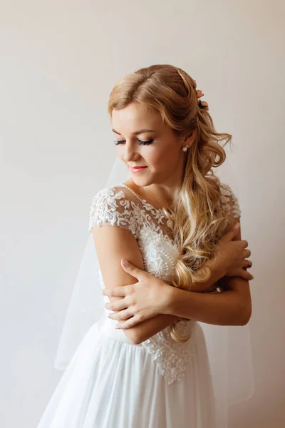 Bella sposa tenera che guarda in basso. Concetto matrimonio . — Foto Stock