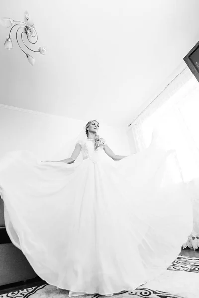 Morgon av bruden. Vacker ung kvinna i vit klänning twist — Stockfoto