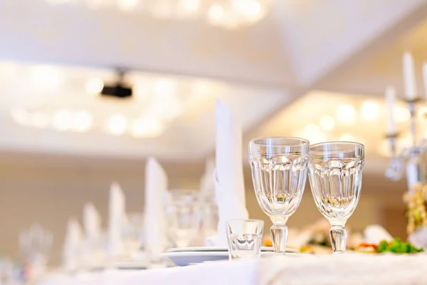 Set de masă pentru o petrecere de eveniment sau o recepție de nuntă. Ochelari stand — Fotografie, imagine de stoc
