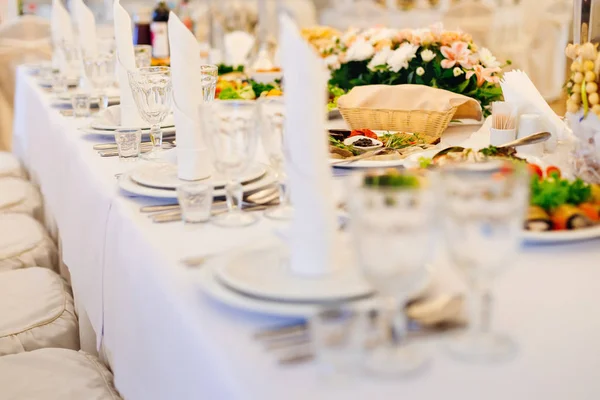 Mesa definida para uma festa de evento ou recepção de casamento. Preparação do banquete — Fotografia de Stock