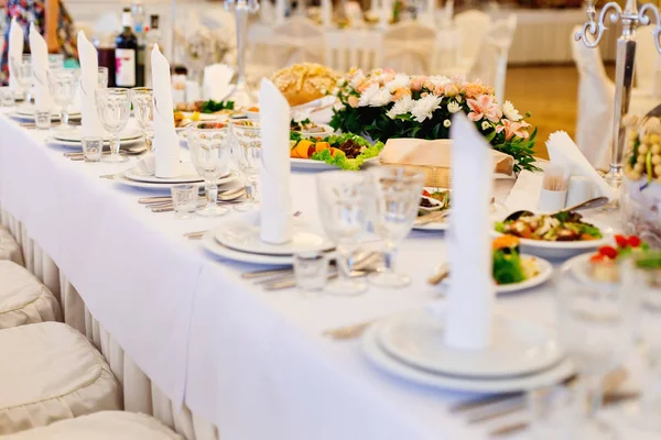 Bir olay parti ya da düğün için ayarlanan tablo. Gözlük standı