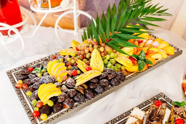 Renkli meyve r güzel bir şekilde dekore edilmiş tablo döşeme