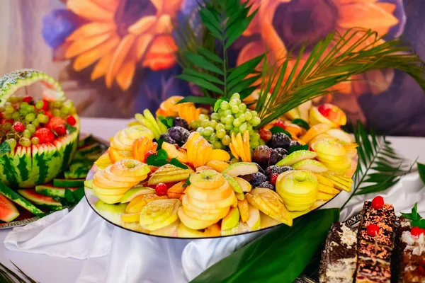 Renkli meyve r güzel bir şekilde dekore edilmiş tablo döşeme