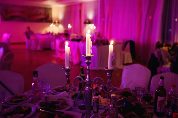 Las velas que crean un ambiente de hadas en una fiesta de boda en borroso —  Fotos de Stock