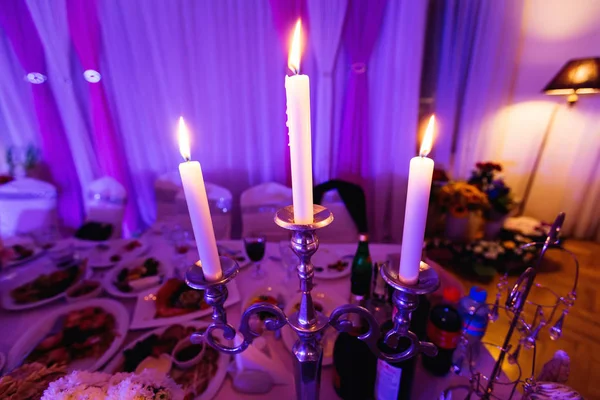 Üç mum bir lüks restoranda düğün masaya aydınlatma