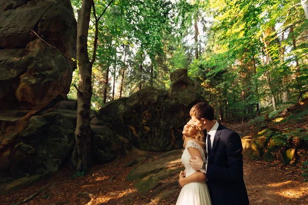 kayalar ile sonbahar ormandaki sarılma aşık genç bir çift. Olmak