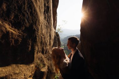 Düğün çifti düğün gününde kayalarla çevrili
