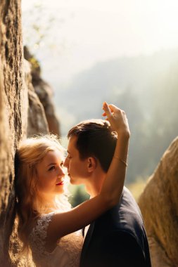 Dağlarda buzlu çift snuggling yakın çekim