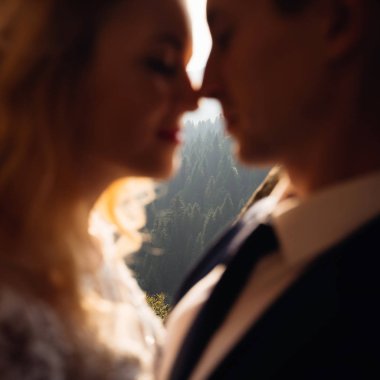 Sunset bulvarında bir backgrou, poz bulanık romantik çift yeni evliler