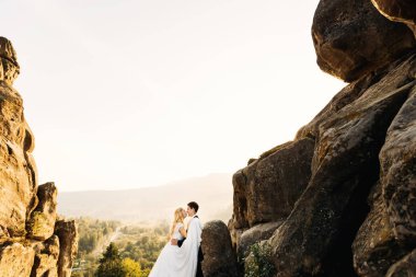 Güzel düğün çift usulca sarılma. Güzel dağ landsca