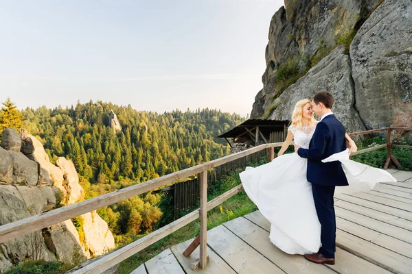 Traumpaar genießt warmen Herbsttag auf dem Aussichtspunkt — Stockfoto