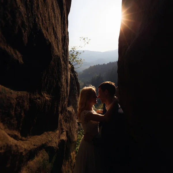 假期，假期，爱情和友情的概念 — — 微笑婚礼 — 图库照片