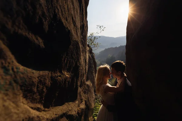 Belle mariée et marié couple de mariage au jour du mariage en plein air — Photo