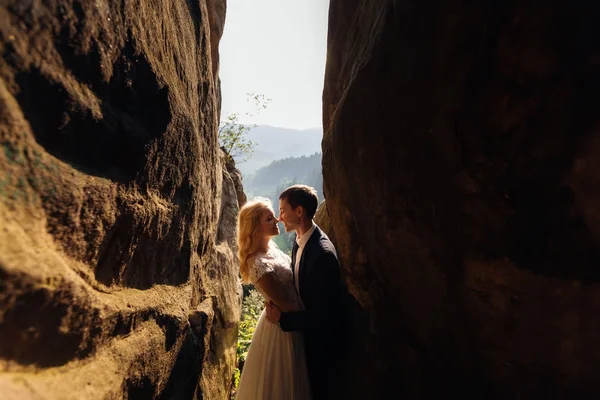 Couple de mariage entouré de rochers le jour de leur mariage — Photo