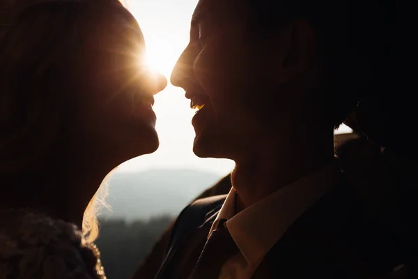 Un bagliore di sole tra una coppia felice e sorridente. Concetto amore — Foto Stock
