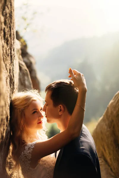 Dağlarda buzlu çift snuggling yakın çekim