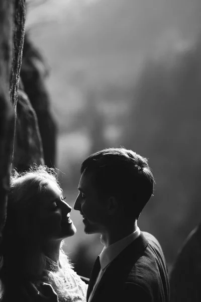 Πορτραίτο του ευτυχισμένο ζευγάρι πριν φιλί στο φως του ηλιοβασιλέματος. Conce αγάπη — Φωτογραφία Αρχείου