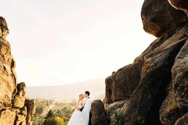 Güzel düğün çift usulca sarılma. Güzel dağ landsca