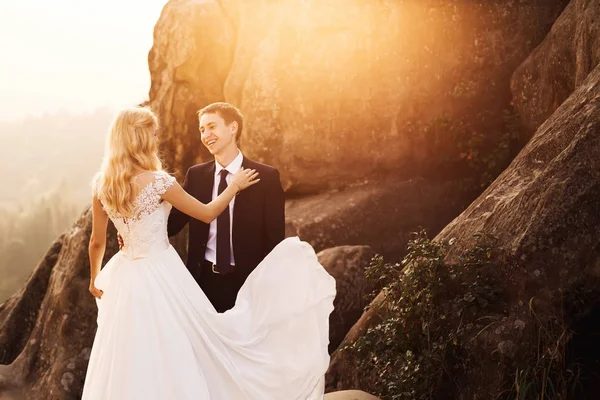 Akşam güneşi nerede çift düğün öpücük kaya yanar