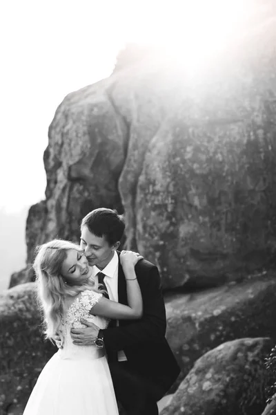 El hombre besa a su esposa en las mejillas suavemente. Blanco y negro . —  Fotos de Stock