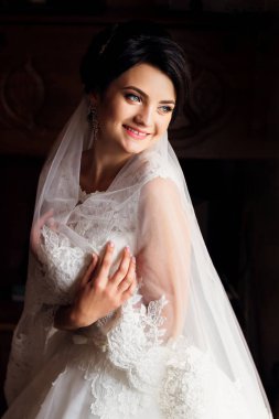 Güzel gelin kendini tutan penceresinin içine arıyorum. Gelin 