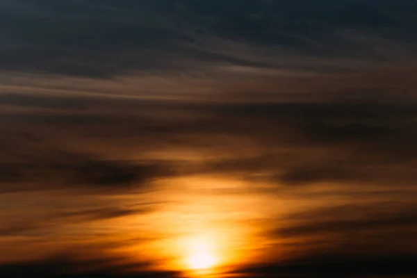 Céu embaçado abstrato com pôr-do-sol laranja — Fotografia de Stock