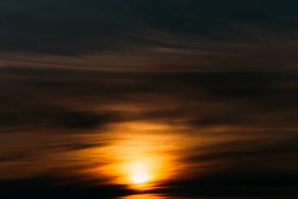 Céu embaçado abstrato com pôr-do-sol laranja — Fotografia de Stock