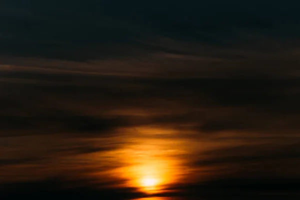 Fundo Céu Borrado Com Pôr Sol Laranja Céu Escuro — Fotografia de Stock